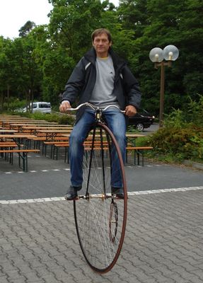 Datei: DSC03366.jpg; Breite: 287px; Höhe: 400px - Hochrad-Weltmeister Hans Rügner drehte noch einige Runden im Trockenen. 
