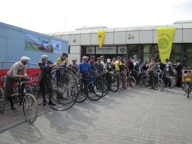 Hoch- und Niederräder vor dem Start