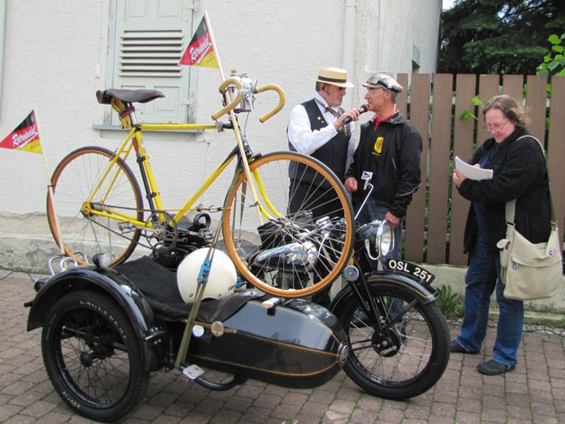 Stilechtes Begleitfahrzeug mit Ersatzrad