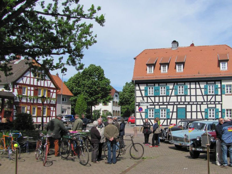 Historische Autos im Zielbereich