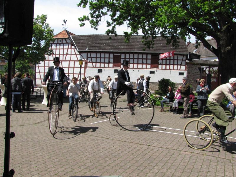 Ankunft der geführten Tour auf dem Bismarkplatz