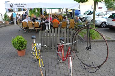 Datei: DSCN1112.jpg; Breite: 400px; Höhe: 266px - Gemütliches Beisammensein am Vorabend auf dem Bismarckplatz