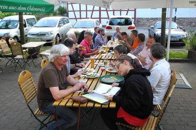 Datei: DSCN1117.jpg; Breite: 400px; Höhe: 266px - Gemütliches Beisammensein am Vorabend auf dem Bismarckplatz