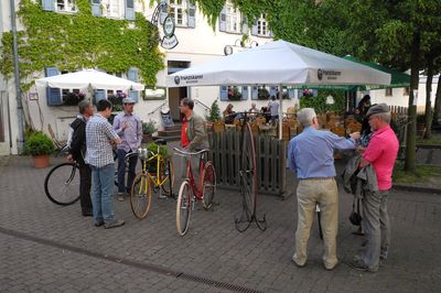 Datei: DSCN1120.jpg; Breite: 400px; Höhe: 266px - Gemütliches Beisammensein am Vorabend auf dem Bismarckplatz