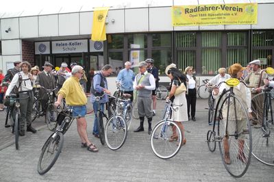 Datei: DSCN1155.jpg; Breite: 400px; Höhe: 266px - Warten auf den Start der geführten Tour