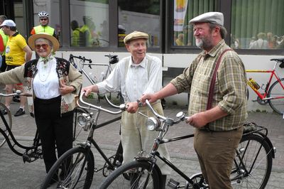 Datei: DSCN1158.jpg; Breite: 400px; Höhe: 266px - Warten auf den Start der geführten Tour