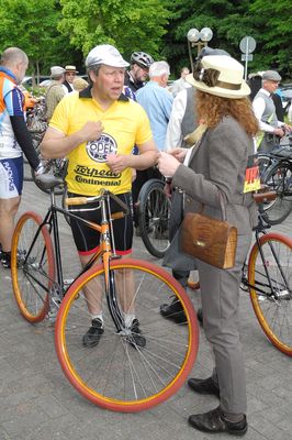 Datei: DSCN1159.jpg; Breite: 266px; Höhe: 400px - Warten auf den Start der geführten Tour