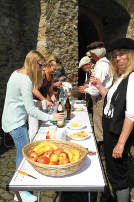 Datei: DSCN1194.jpg; Breite: 266px; Höhe: 400px - Kleine Erfrischungspause in der Festung