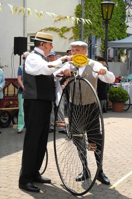 Datei: DSCN1236.jpg; Breite: 266px; Höhe: 400px - Begrüßung der Teilnehmer auf dem Bismarckplatz durch unseren Conférencier Andreas