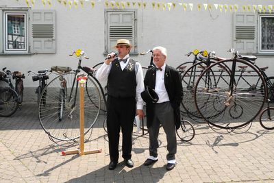 Datei: DSCN1240.jpg; Breite: 400px; Höhe: 267px - Begrüßung der Teilnehmer auf dem Bismarckplatz durch unseren Conférencier Andreas