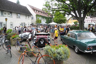 Datei: DSCN1247.jpg; Breite: 400px; Höhe: 266px - Auf dem Bismarckplatz - Alte Autos