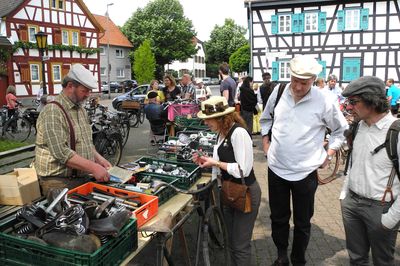 Datei: DSCN1250.jpg; Breite: 400px; Höhe: 266px - Auf dem Bismarckplatz - Ein kleiner Fahrrad-Teilemarkt