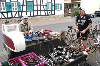 Datei: DSCN1254.jpg; Breite: 400px; Höhe: 266px - Auf dem Bismarckplatz - Ein kleiner Fahrrad-Teilemarkt