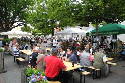 Datei: DSCN1268.jpg; Breite: 400px; Höhe: 266px - Teilnehmer und interessiertes Publikum auf dem Bismarckplatz