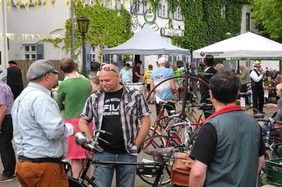 Datei: DSCN1272.jpg; Breite: 400px; Höhe: 266px - Teilnehmer und interessiertes Publikum auf dem Bismarckplatz