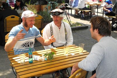 Datei: DSCN1286.jpg; Breite: 400px; Höhe: 267px - Historische Fahrradkenner und -liebhaber im Fachgespräch