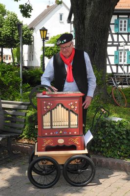 Datei: DSCN1289.jpg; Breite: 266px; Höhe: 400px - Stilgerechte musikalische Unterhaltung auf dem Bismarckplatz