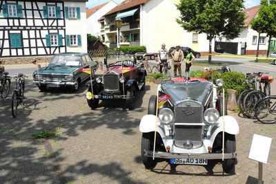 Datei: DSCN1294.jpg; Breite: 400px; Höhe: 266px - Auf dem Bismarckplatz - Alte Autos