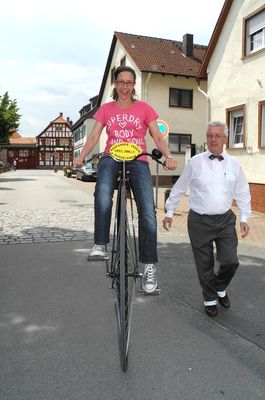 Datei: DSCN1300.jpg; Breite: 265px; Höhe: 400px - Hochradfahren unter Anleitung - mit RV Opel 1888 Übungsleiter Klaus Flunkert